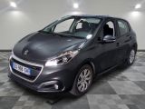 la petite voiture est garée sur un sol en damier dans le garage
