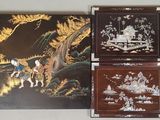 trois peintures asiatiques accrochées au mur les unes à côté des autres