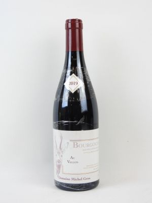 une bouteille de vin posée sur une table
