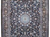 un tapis noir et bleu orné d'un motif en médaillon