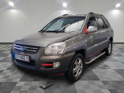 une photo d'une Toyota RAV grise garée dans un garage