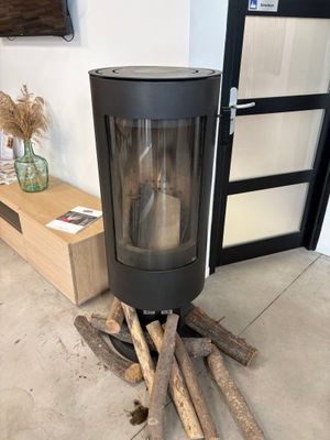 un poêle à bois au milieu d'une pièce