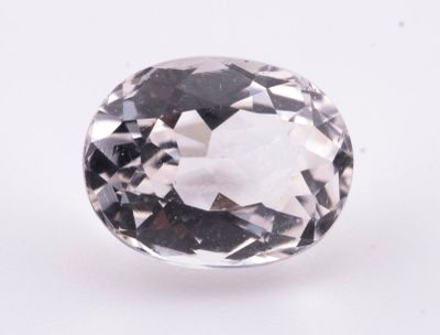 un diamant de taille ovale avec un centre blanc sur un fond blanc