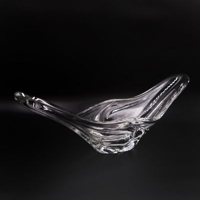 un oiseau en verre posé sur une table
