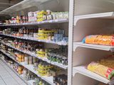 les nombreuses rayons de produits alimentaires du magasin qui se trouvent sur les étagères