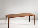 une image représentant une table en bois posée sur une surface blanche