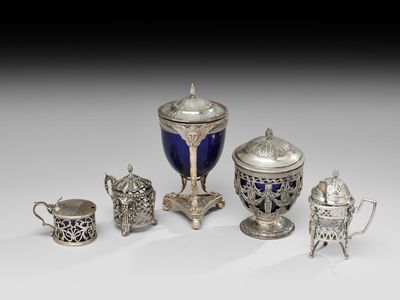 un assortiment d'objets en verre argenté et bleu, comprenant notamment une théière, un sucrier et d'autres objets