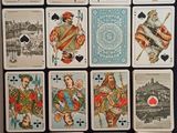 une photo montrant un jeu de cartes posé sur une table