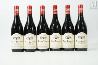 six bouteilles de vin alignées sur une table