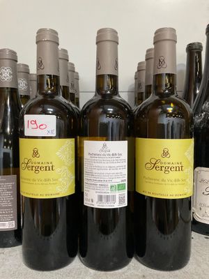 plusieurs bouteilles de vin sont alignées sur un comptoir