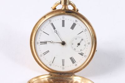 une montre de poche en or avec des chiffres romains