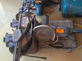 une machine posée par terre à côté d'autres outils