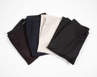 cinq paires de pantalons pour homme sur fond blanc