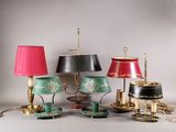 tout un tas de lampes différentes posées sur une table