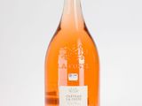 une bouteille de vin posée sur une table