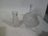deux vases en verre posés sur une table l'un à côté de l'autre