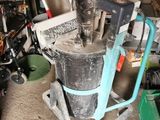 une machine qui se trouve dans un garage, à côté d'un tas d'ordures
