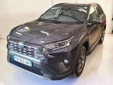 l'avant d'une Toyota RAV grise garée dans un showroom
