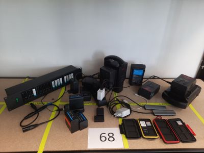 tout un tas d'appareils électroniques posés sur une table