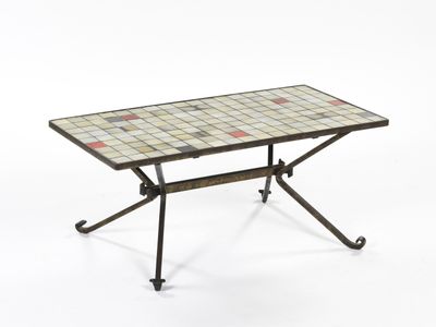 une image représentant une table avec un plateau carrelé et des pieds en métal
