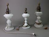 trois lampes placées l'une à côté de l'autre sur une table