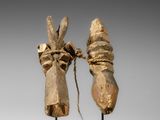 paire de sculptures en bois représentant une tête de cheval et une tête de cheval posée sur un socle