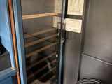 une porte vitrée donnant sur une cave à vin