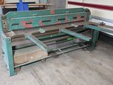 une machine posée sur le sol du garage