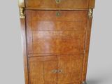 une photo d'une grande armoire en bois avec des tiroirs