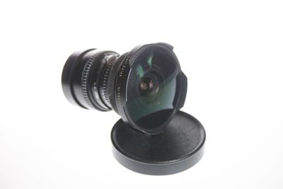 un objectif d'appareil photo posé sur une table