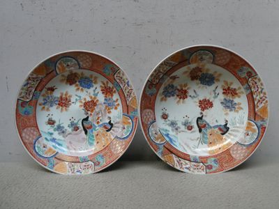 Paire de plats en porcelaine, à décor polychrome de fleurs e…