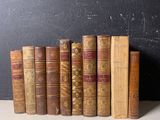 une rangée de vieux livres posés sur une table blanche