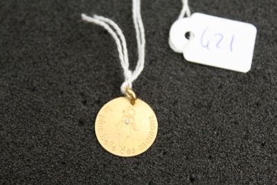 gros plan d'une pièce d'or sur une ficelle avec une étiquette de prix