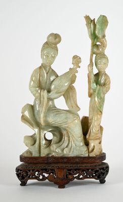 Figurine chinoise en jade sculpté représentant une femme et un enfant