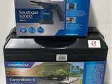 deux cartons sur lesquels est posée une caméra