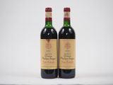 deux bouteilles de vin rouge posées l'une à côté de l'autre sur une table