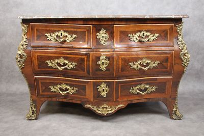 une image d'une commode en bois avec un plateau en marbre