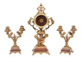 une horloge posée sur une table