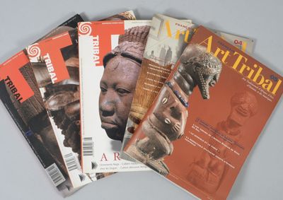 beaucoup de magazines posés sur la table