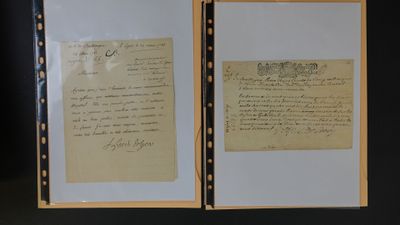 deux photographies encadrées représentant une lettre et un bout de papier posés sur une table