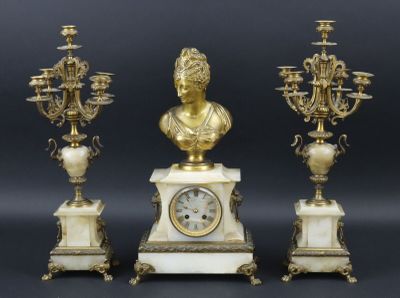 trois types d'horloges différents exposés sur un fond noir