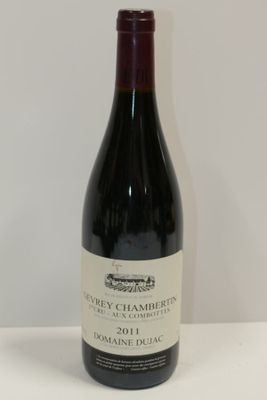 une bouteille de vin posée sur une table