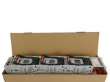 une boîte en carton contenant trois vieux téléphones portables
