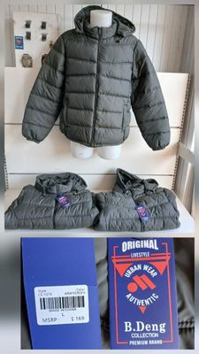 deux photos d'une veste et d'une paire de chaussures posées sur une table