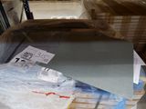 un gros objet métallique au milieu d'une pile de cartons