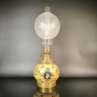 une lampe en verre posée sur une table
