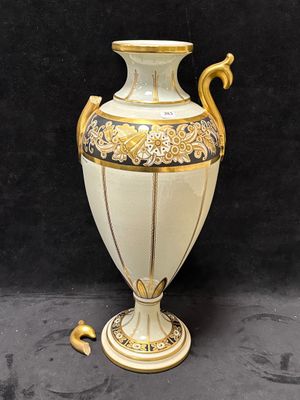 un vase blanc décoré d'or