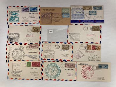 une image représentant un tas de vieilles enveloppes sur lesquelles sont collés des timbres