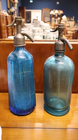Lot de deux siphons en verre bleu et bouchon en étain. COQUELEN M...