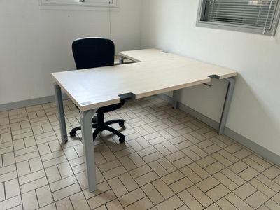 Bureau avec retour pieds en métal gris (160 x 140 cm), dessu…